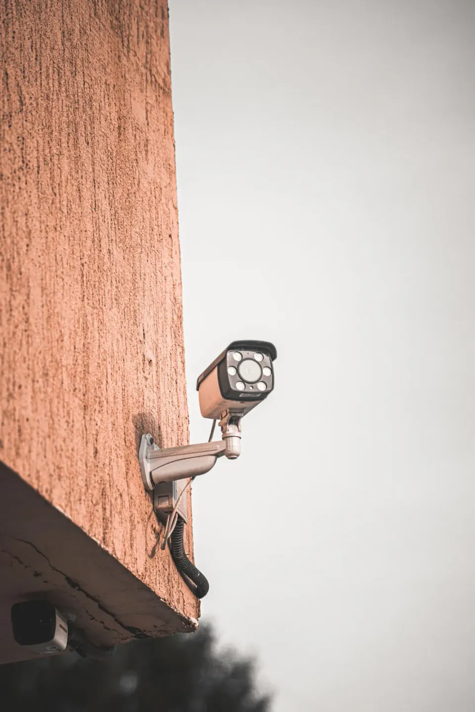 Cámara CCTV instalada en la fachada de una empresa