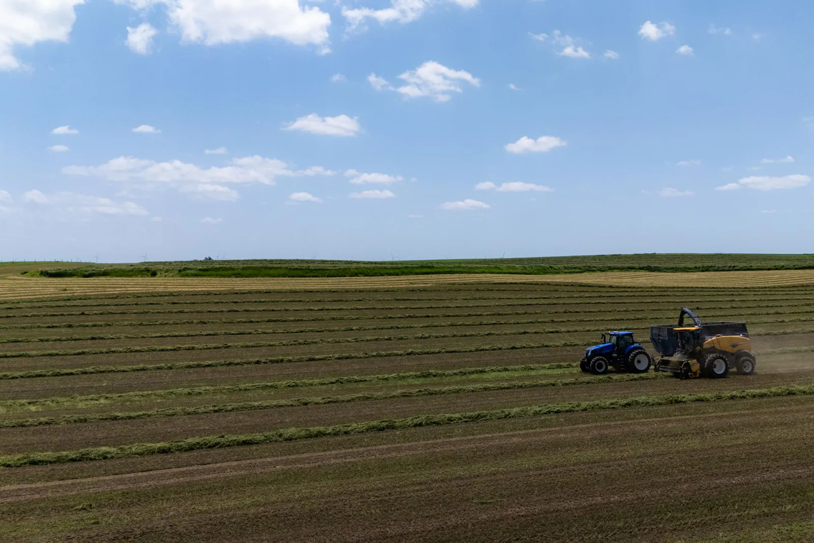 Maquinaria agrícola trabajando en una gran extensión de cultivo