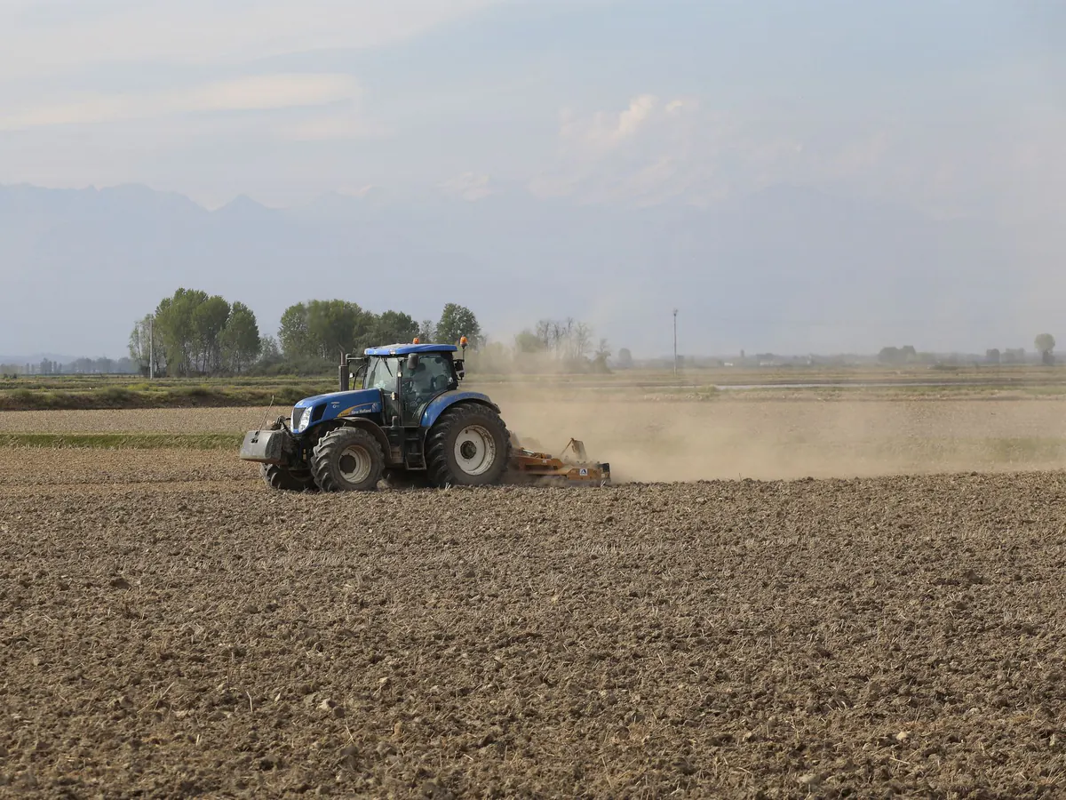 Tractor trabajando sobre una finca agrícola