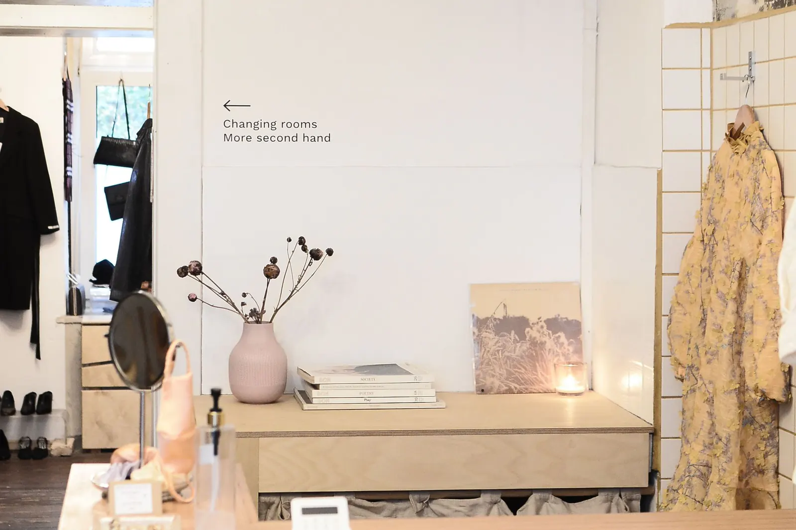 Interior de un comercio con mostrador y zona de venta