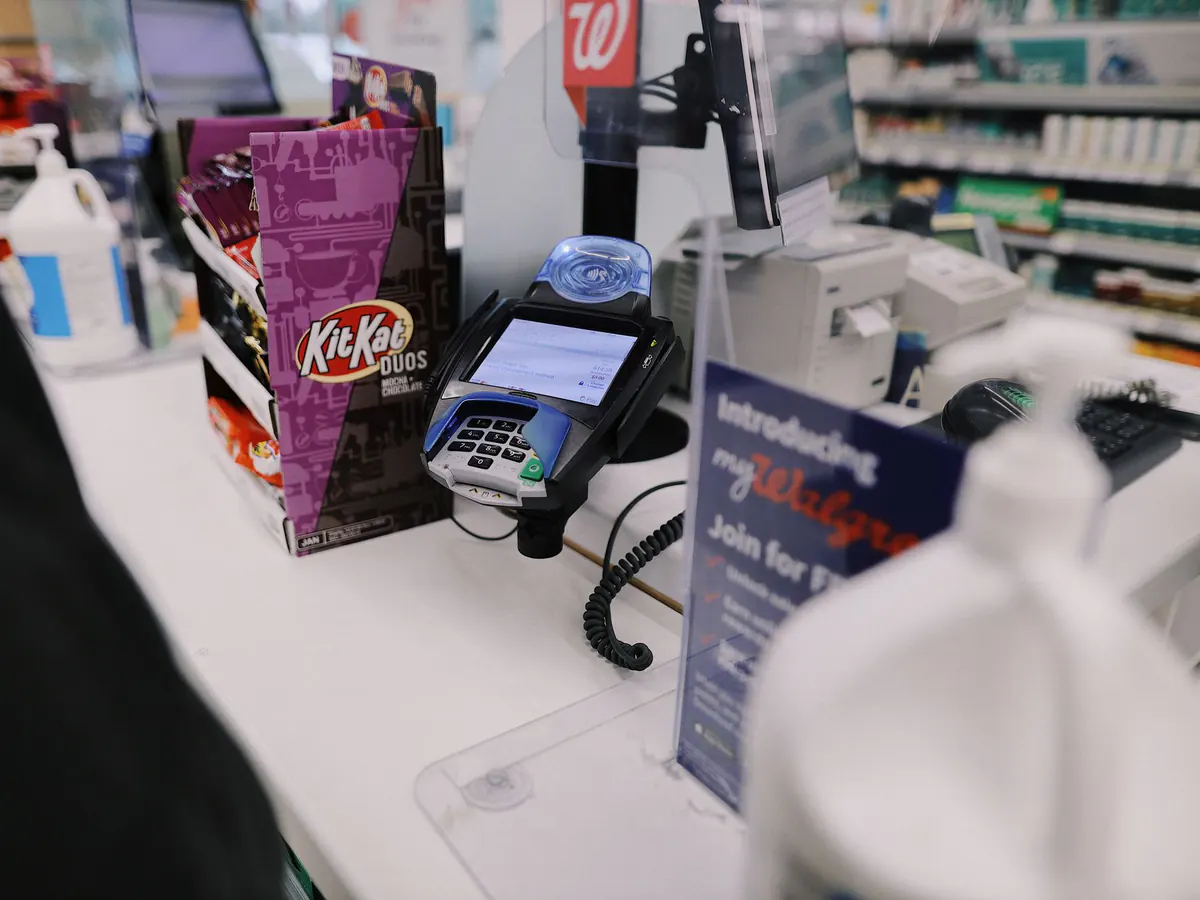 Terminal de pago y caja en el mostrador de un comercio