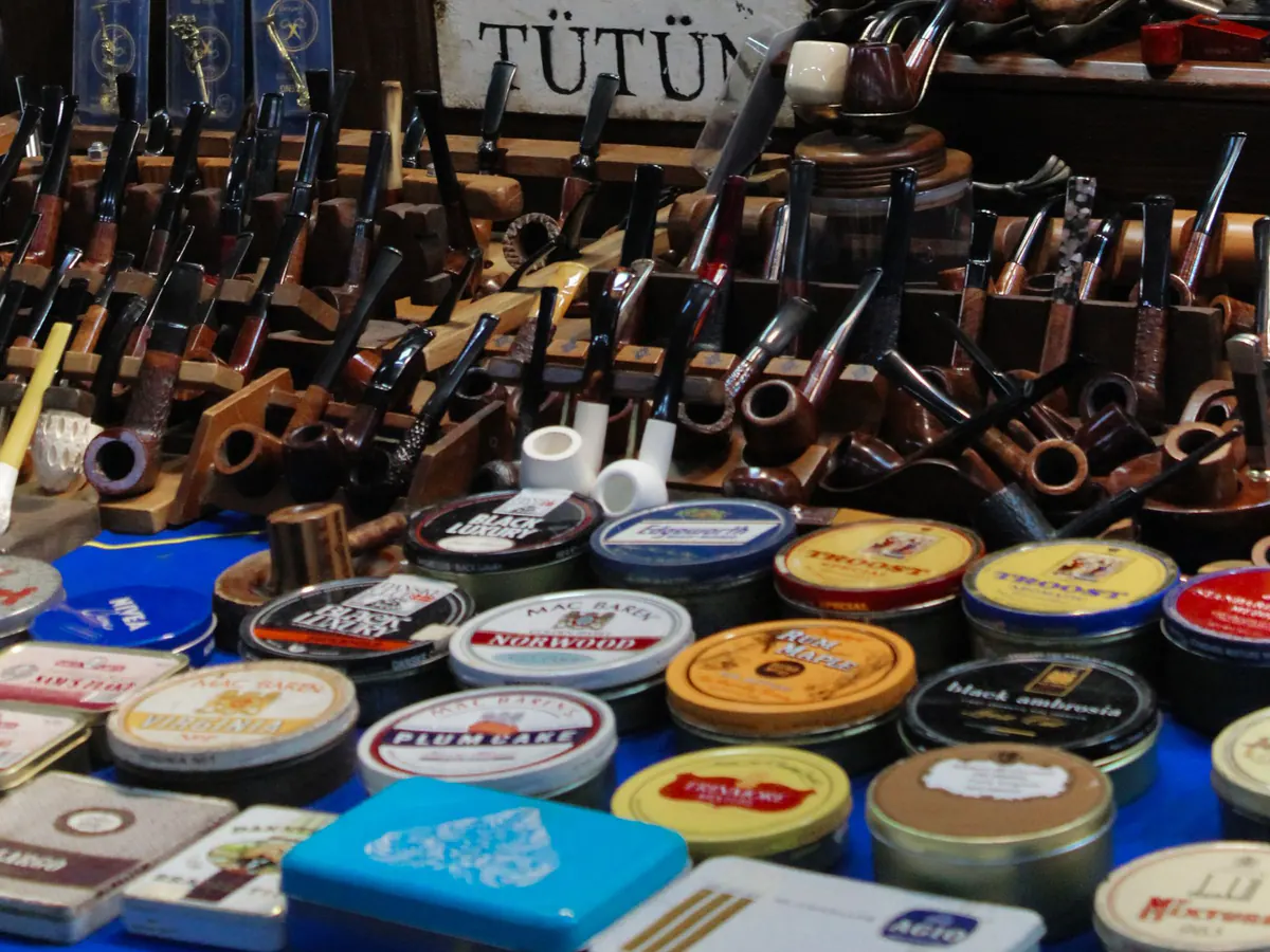 Expositor de productos de tabaco en un comercio especializado