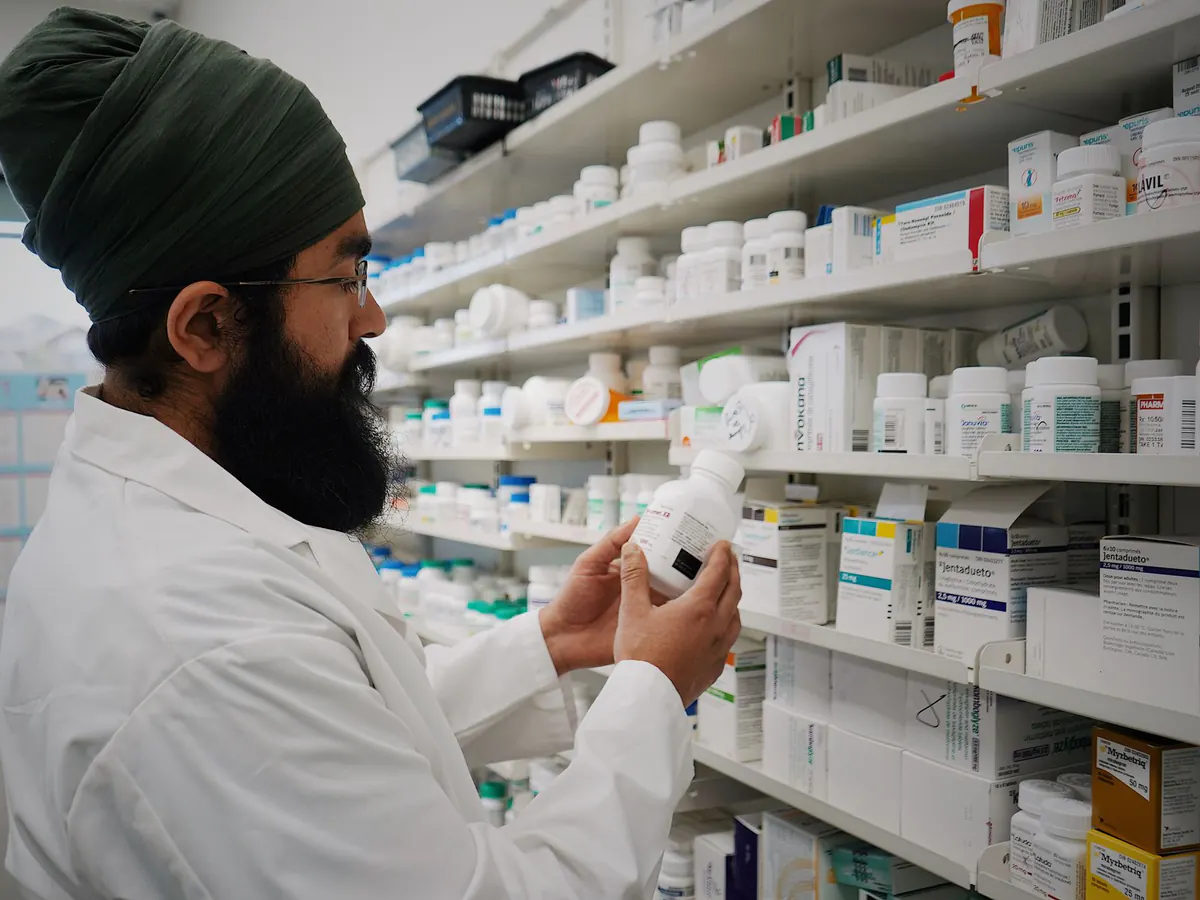 Farmacéutico revisando medicamentos en la zona de almacenamiento