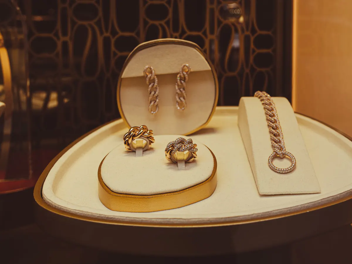 Joyas expuestas en una vitrina comercial