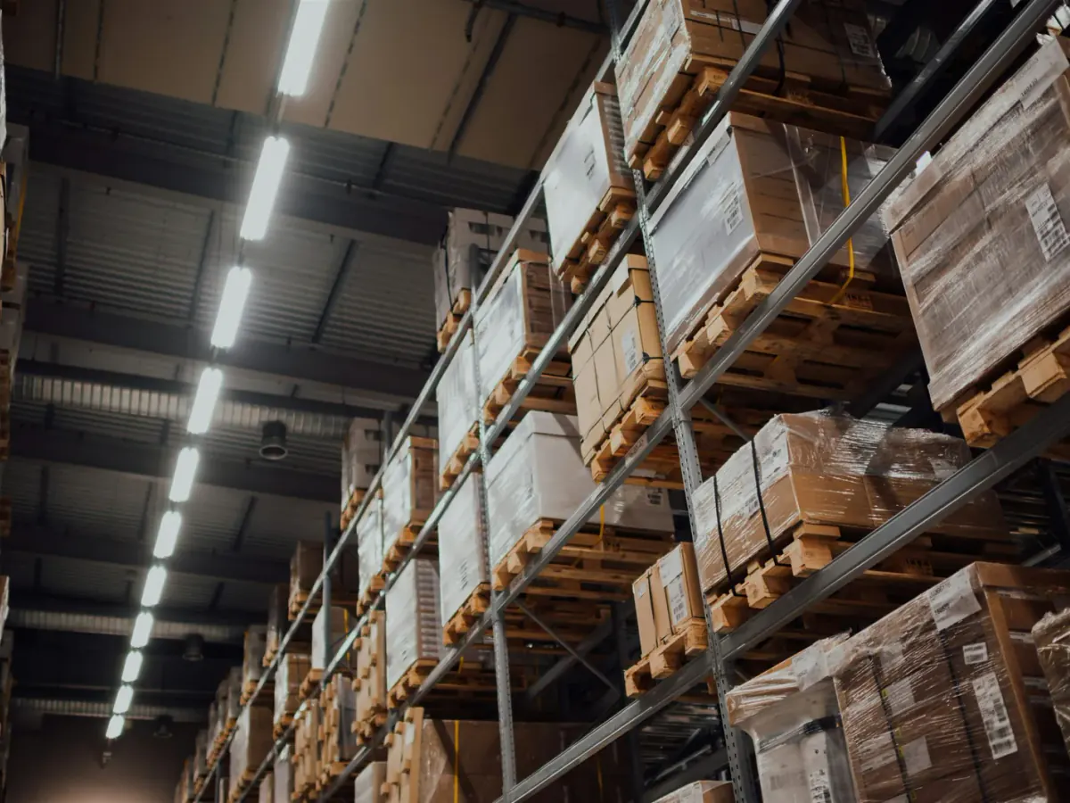 Interior de un almacén logístico con pasillos de mercancía